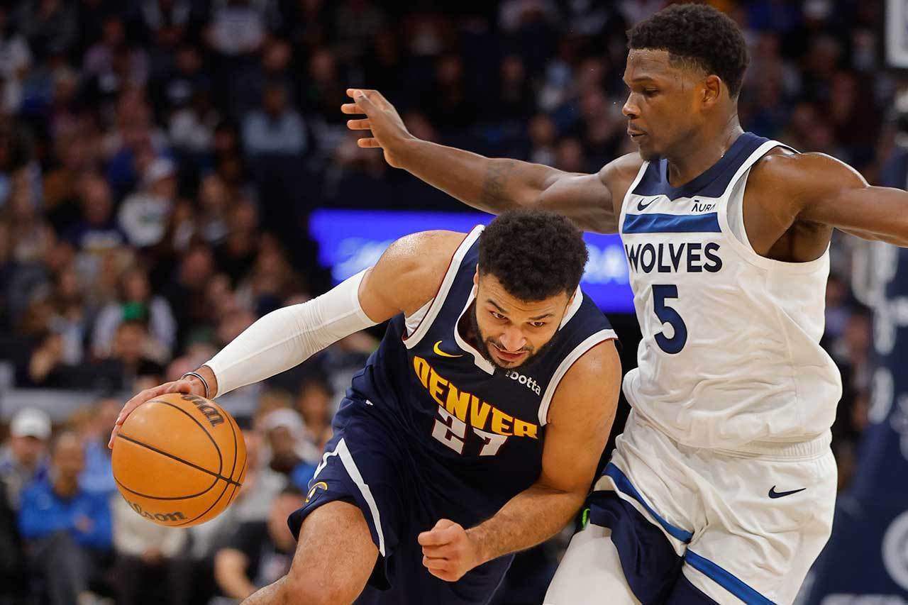 金塊穆雷(左)灰狼愛德華(右)的頂上對決，攸關誰是新生代中的最強後衛，也將是這個系列賽決勝的關鍵。 美聯社資料照片